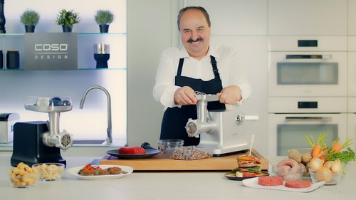 Homme avec hachoir à viande, préparation culinaire, cuisine, nourriture, chef, viande, légumes