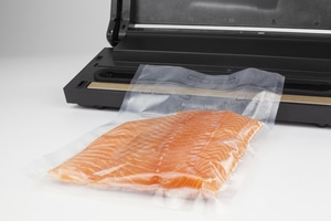Filet de saumon sous vide, prêt à être conservé avec une machine de mise sous vide.