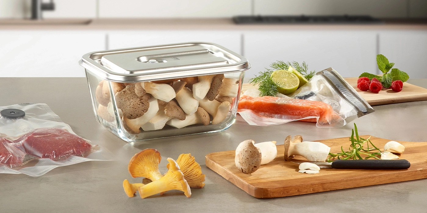 Frische Pilze, Lachs und Rindfleisch für die Vakuumkonservierung.