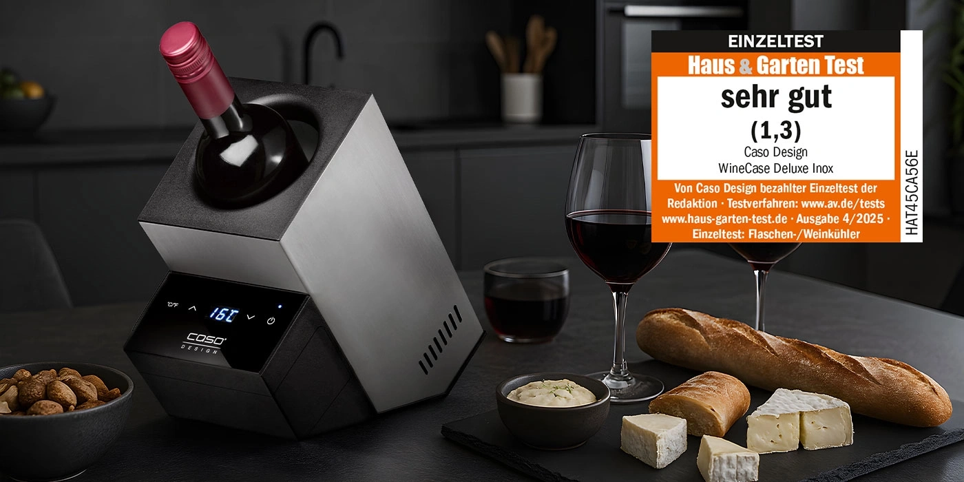 Wein-Kühler mit Wein, Brot und Käse auf einem Tisch