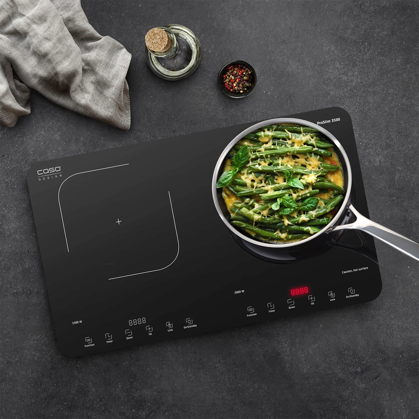 Plaque de cuisson à induction avec poêle et haricots verts