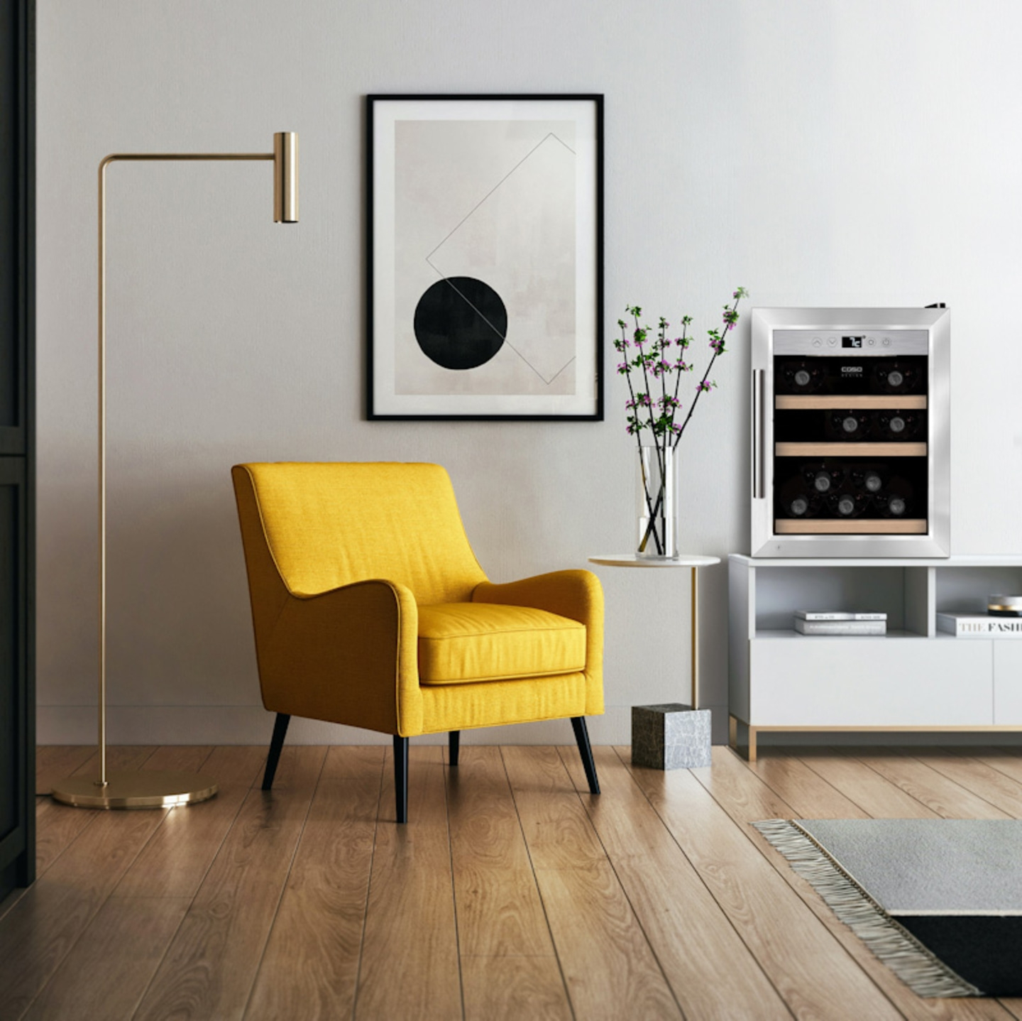 Gelber Sessel, Weinkühler, Kunstwerk, Lampe, Holzboden, modernes Wohnzimmer.