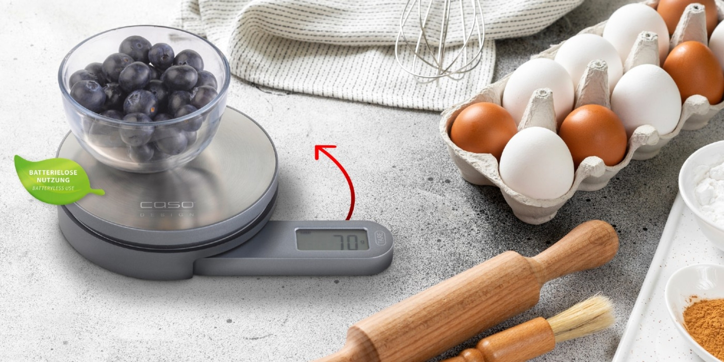 Blaubeeren auf einer Waage mit Backzutaten.