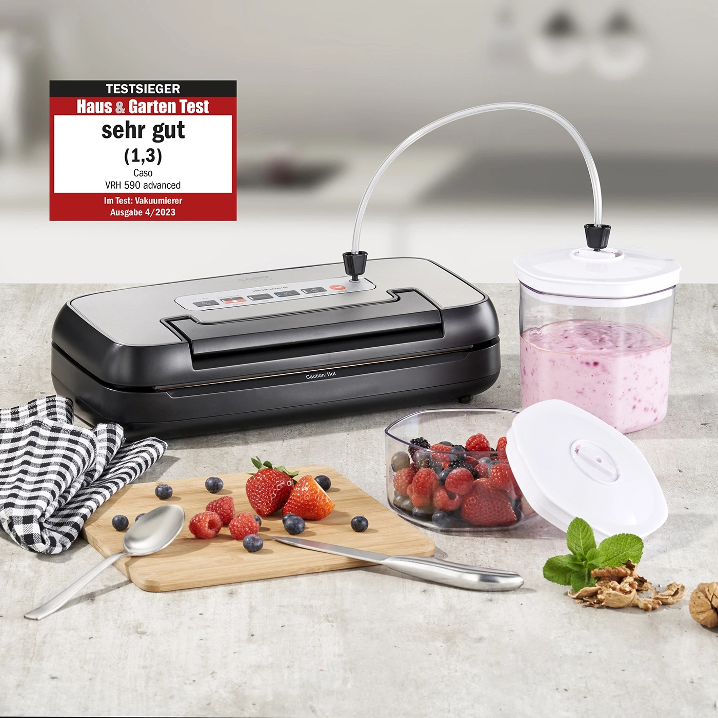 Vakuumiergerät mit Obst und Beeren auf einem Holztisch