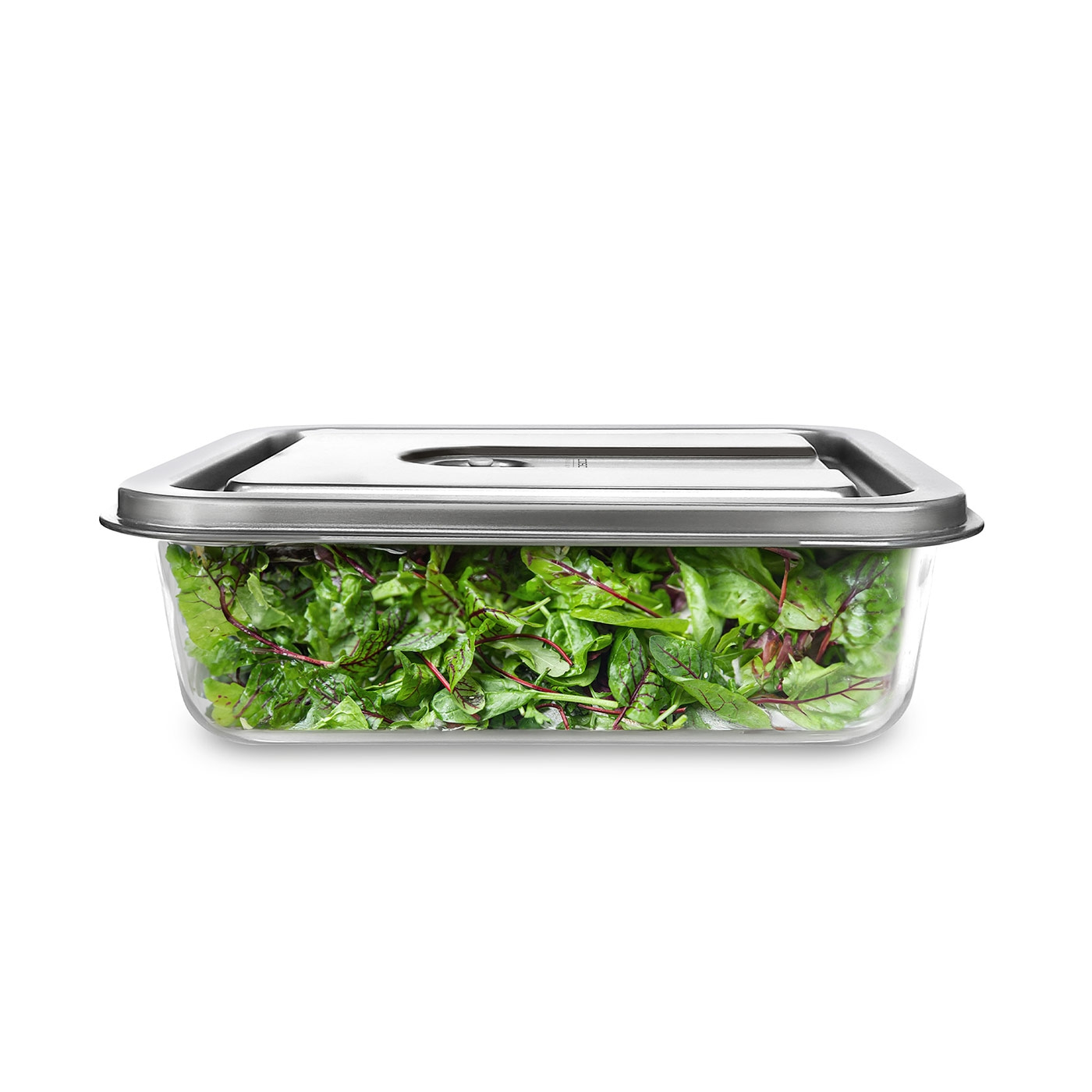 Salat in einem Glasbehälter mit Deckel, isoliert auf weißem Hintergrund