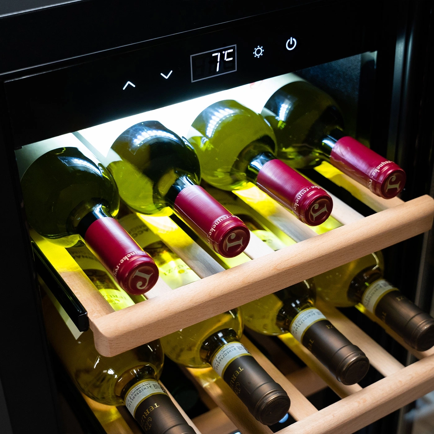 Ein Weinkühlschrank mit mehreren Flaschen Weißwein auf Holzregalen.