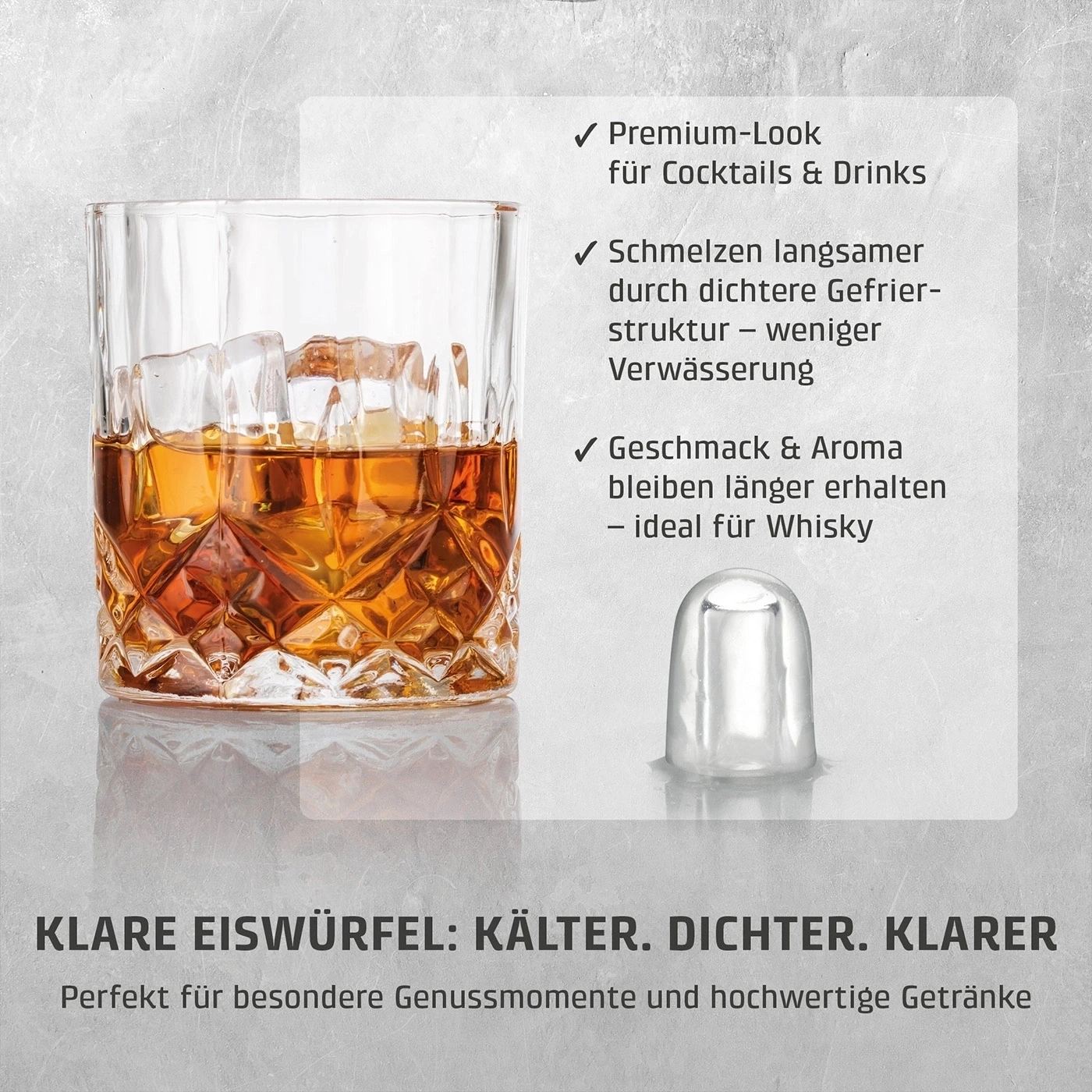 Ein Glas Whisky mit Eiswürfeln und ein einzelner Eiswürfel daneben.