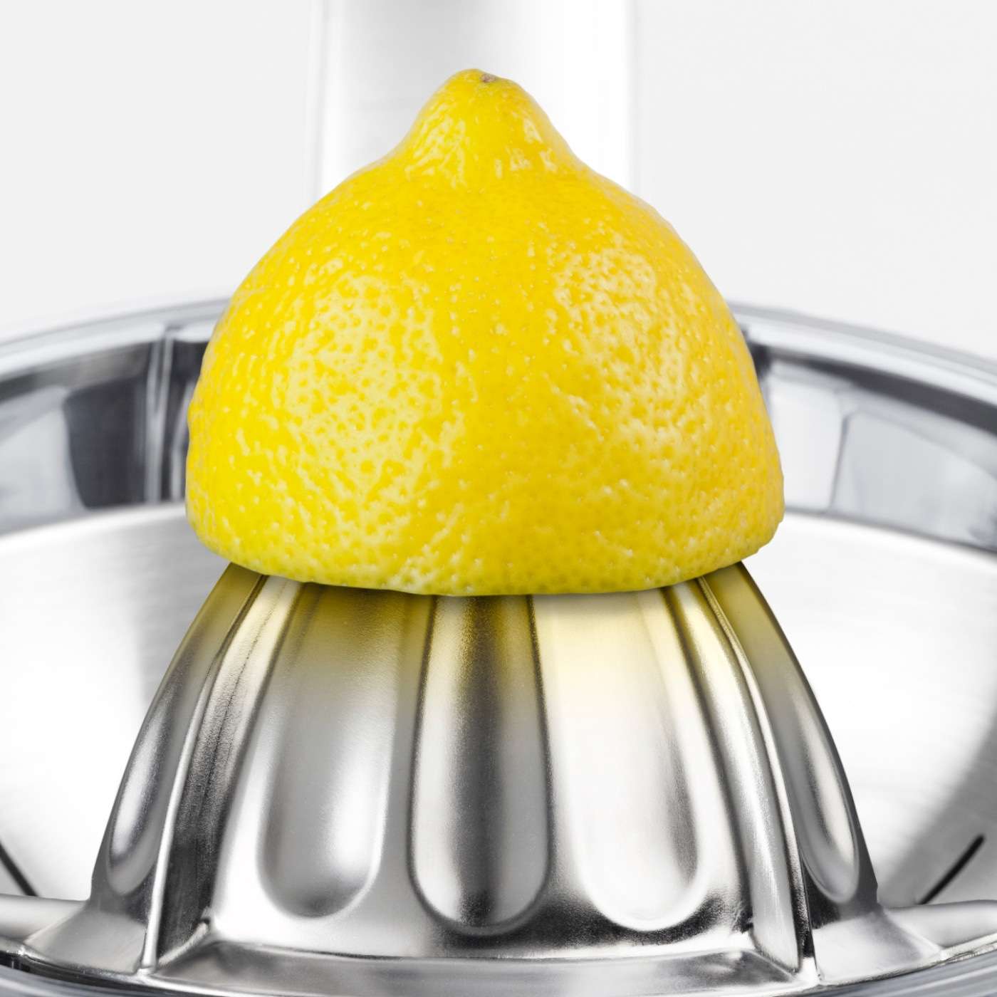 Zitrone auf einer Zitronenpresse, bereit für frischen Saft.