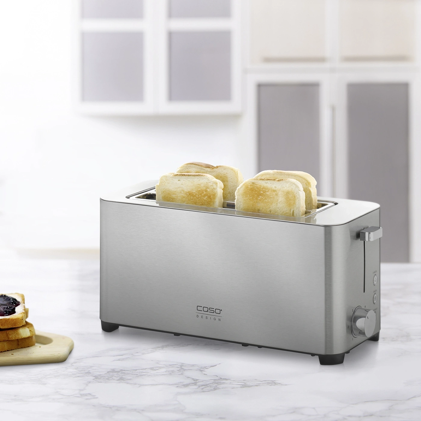 Ein silberner Toaster mit Toastbrot auf einer Marmoroberfläche.