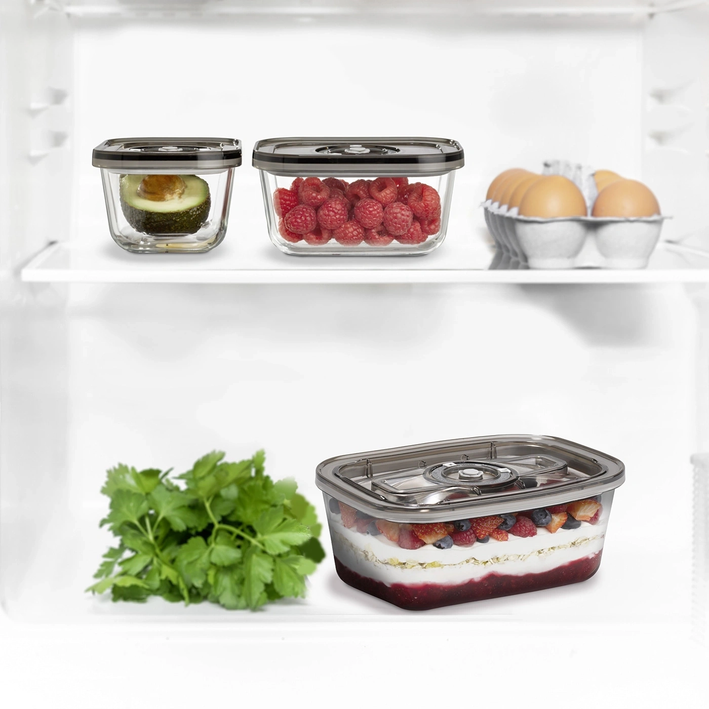 Réfrigérateur avec avocat, framboises, œufs, dessert et persil.