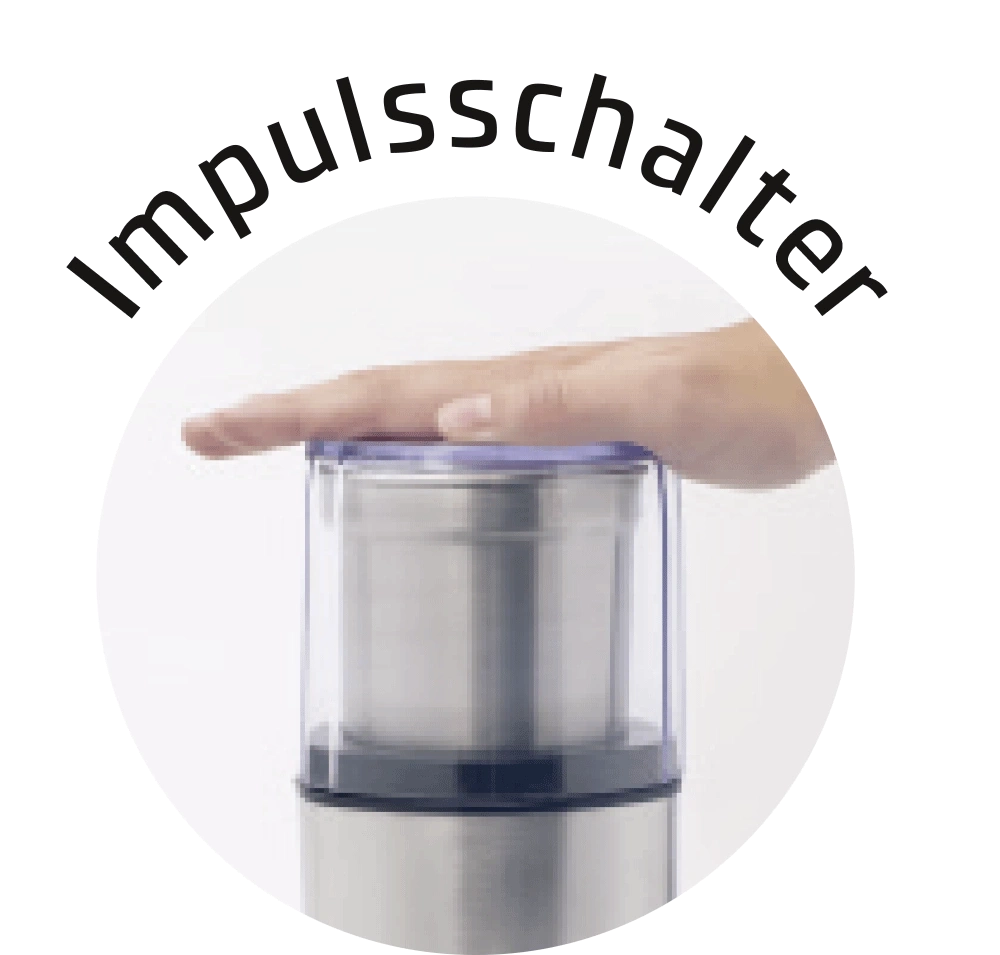 Hand drückt auf Impulsschalter eines Küchengeräts, weißer Hintergrund.