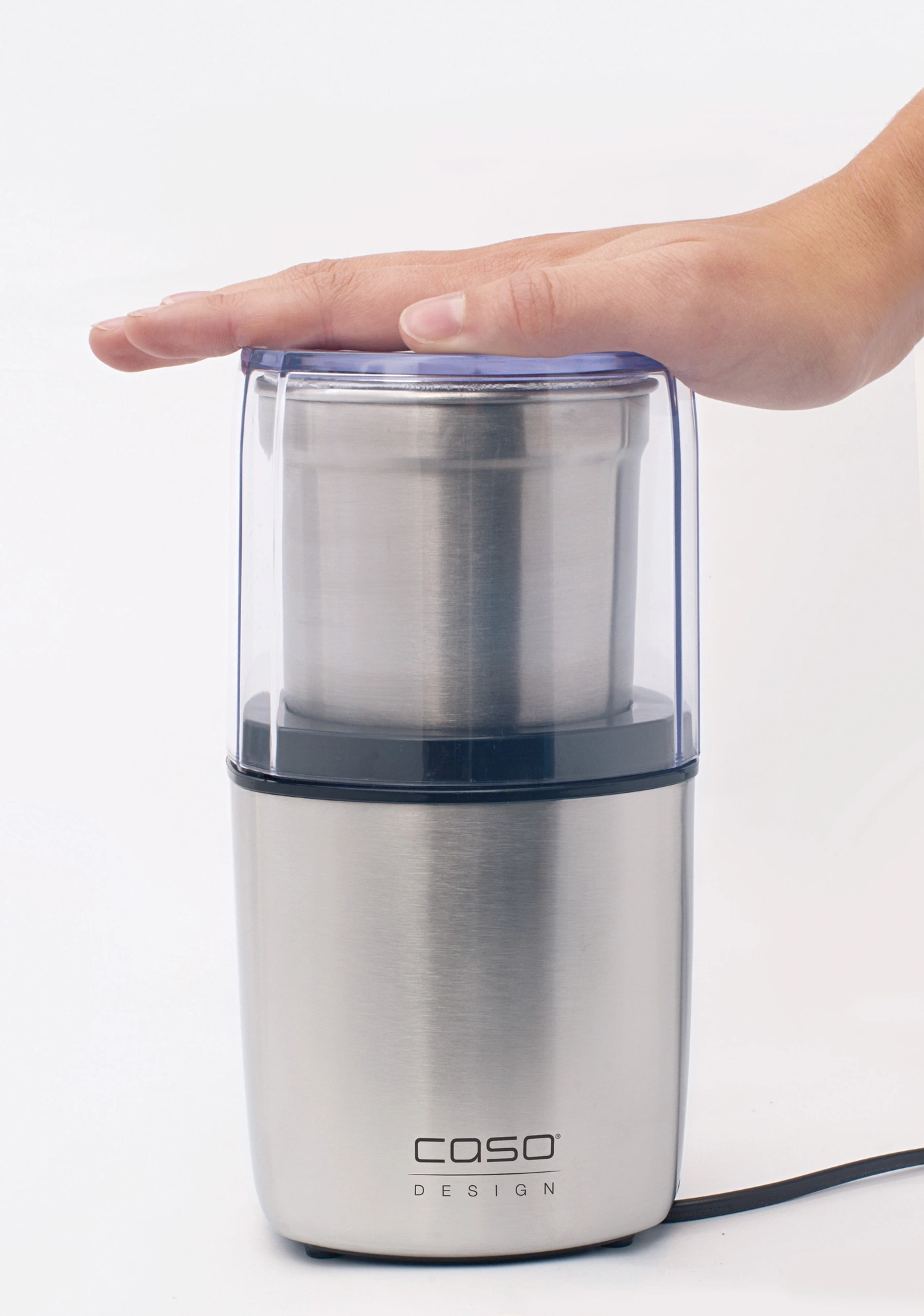 Kaffeemühle mit Hand, Edelstahl, Caso Design, weißer Hintergrund, Stromkabel