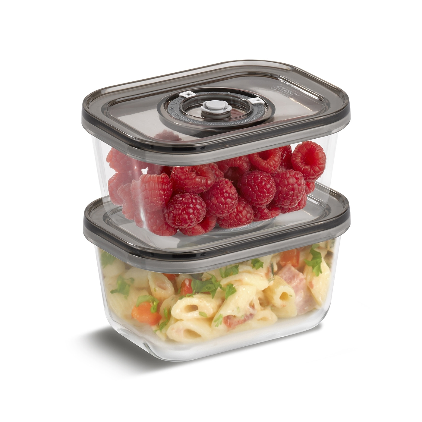 Zwei transparente Behälter mit Himbeeren und Pasta, stapelbar, isoliert.