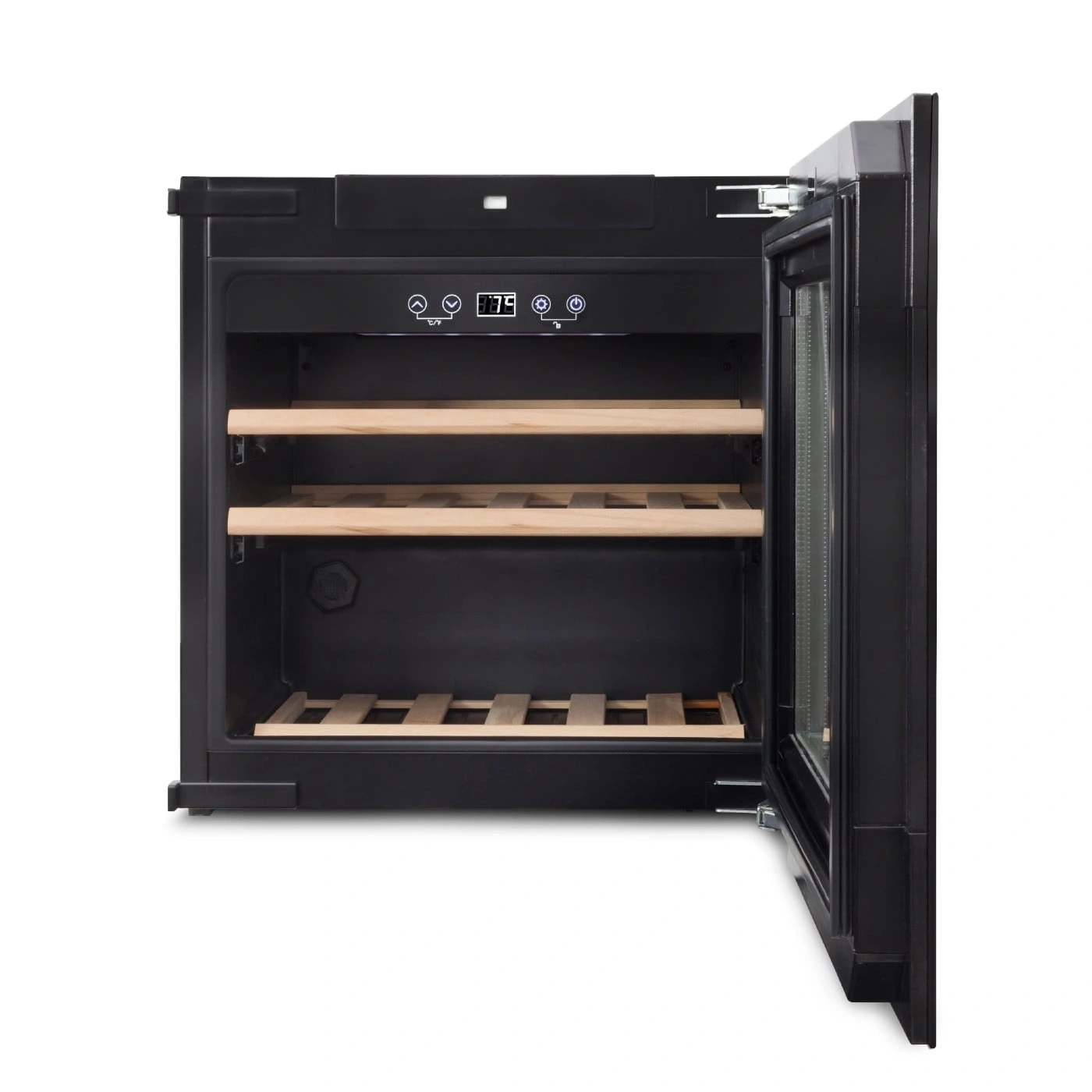 Weinkühlschrank mit offener Tür, Holzregale, Temperaturanzeige, schwarzes Gehäuse, isoliert