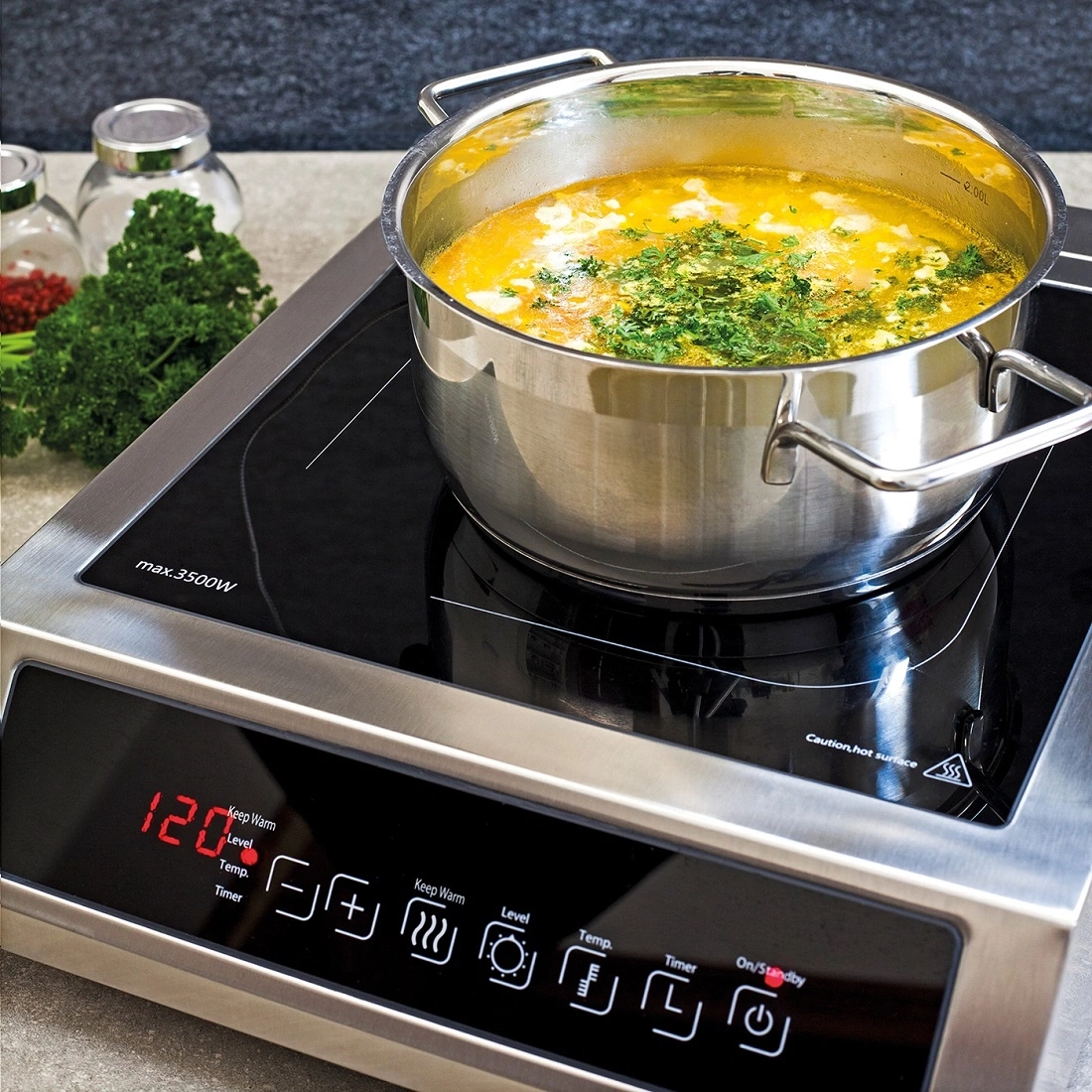 Ein Topf mit Suppe auf einem Induktionskochfeld mit digitaler Anzeige.