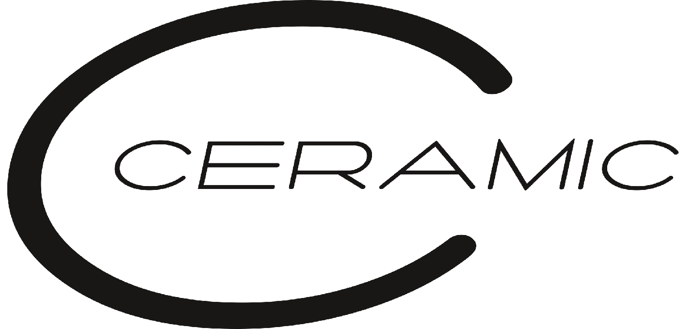Logo avec le mot CERAMIC à l'intérieur d'une forme de demi-cercle noir.