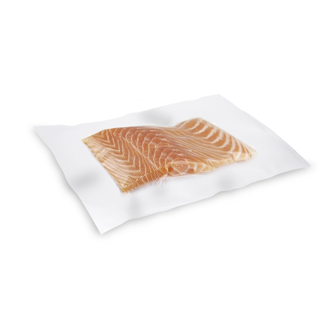 Ein rohes Lachsfilet auf weißem Papier, isoliert.