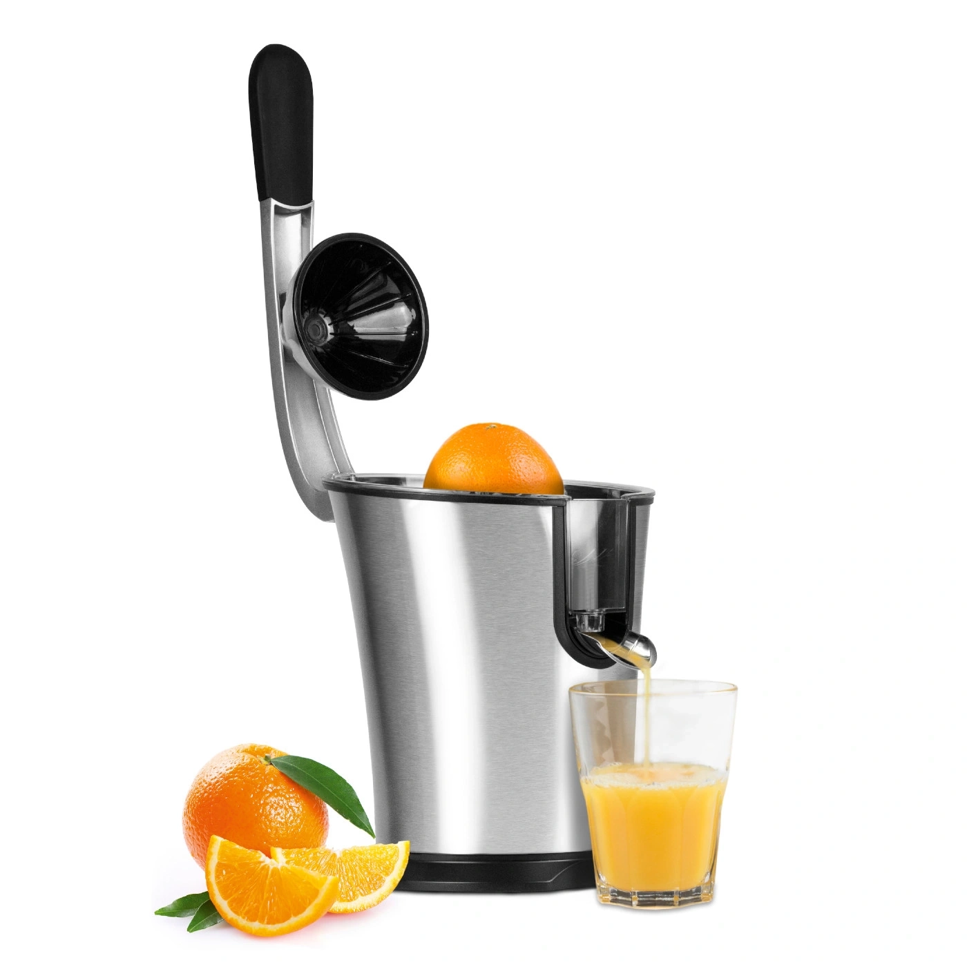 Orangenpresse mit Orange und Saft im Glas, isoliert auf weißem Hintergrund