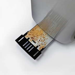 Nahaufnahme eines Toasters mit Krümeln und einem schwarzen Auffangbehälter.