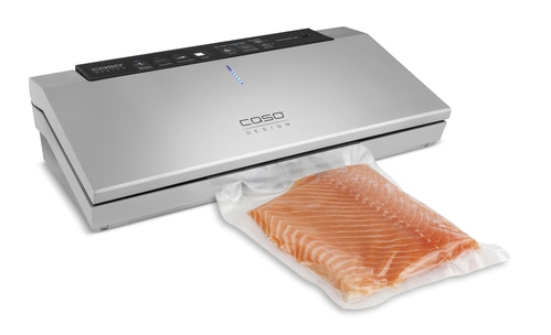 Scelleuse sous vide avec filet de saumon sous vide, prêt pour la conservation.