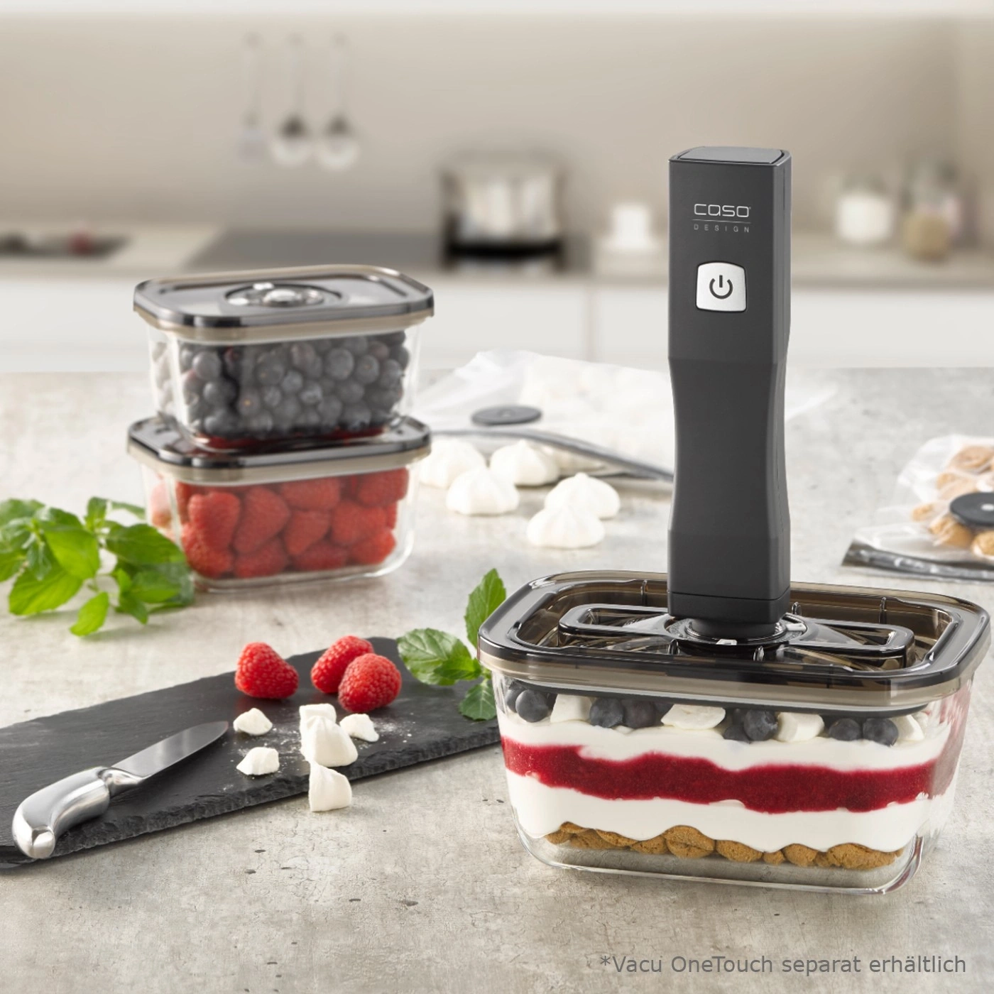 Ein Vakuumiergerät von Caso mit Beeren und Mousse in einem Glasbehälter.