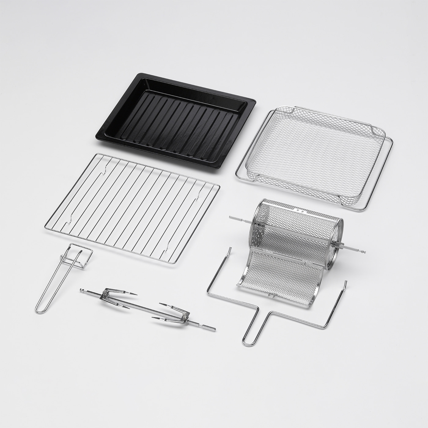 Zubehörteile für einen Ofen: Backblech, Rost, Frittierkorb, Drehkorb, Spieß, Halterung.