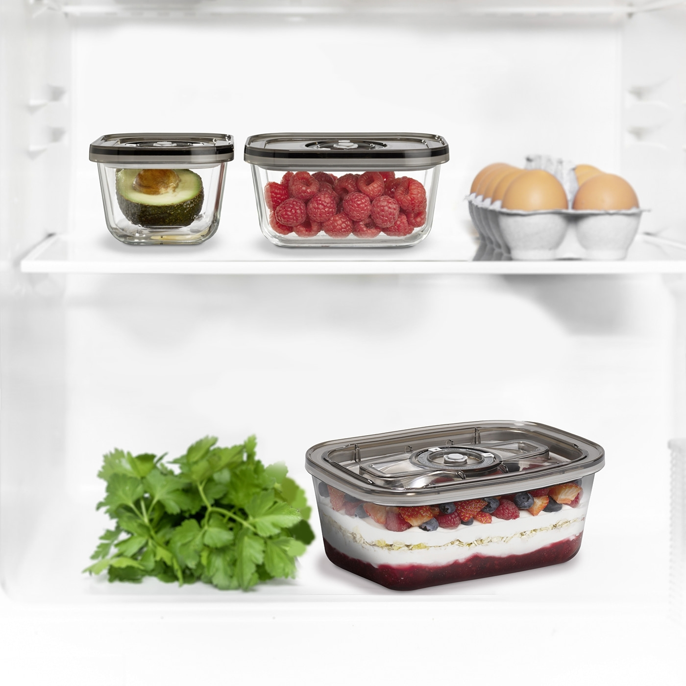 Kühlschrank mit Avocado, Himbeeren, Eiern, Dessert und Petersilie.