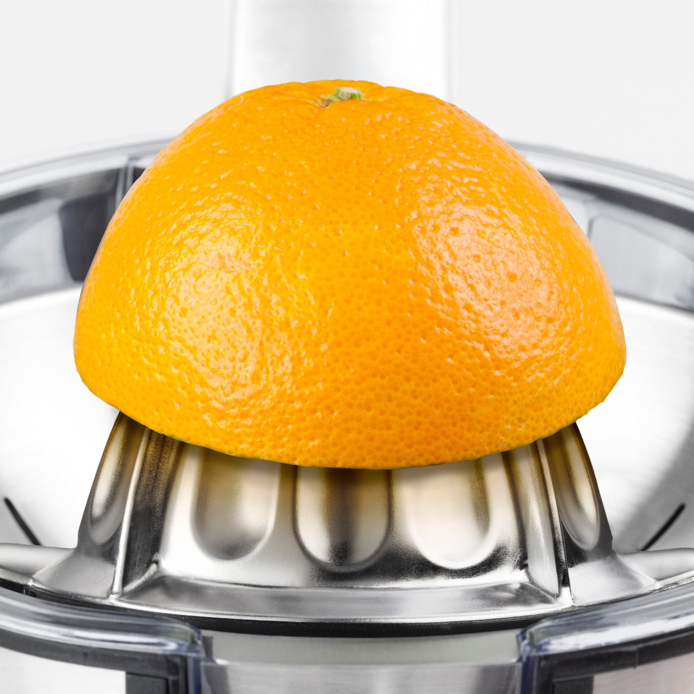 Nahaufnahme einer Orange auf einer Zitruspresse, bereit für Saft.