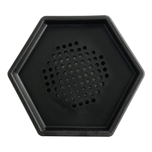 Haut-parleur hexagonal noir avec de petits trous au centre.