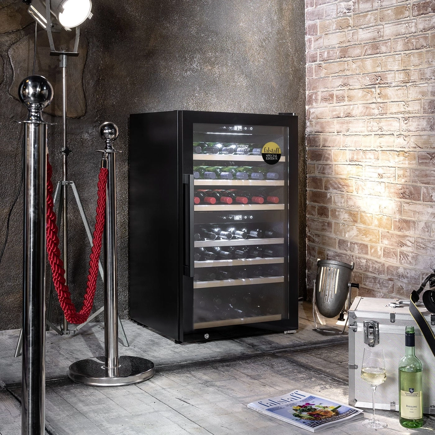 Weinkühlschrank, Rotseil, Scheinwerfer, Zeitschrift, Glas, Flasche, Backsteinmauer, Studio