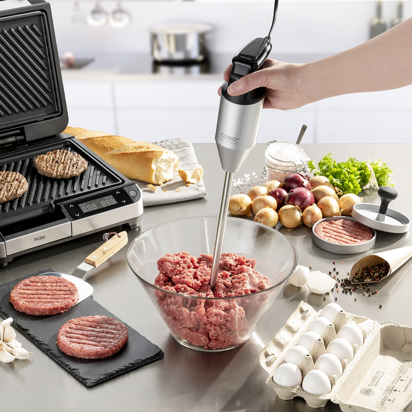 Burger zubereiten mit Grill, Hackfleisch, Zwiebeln, Eiern und Zubehör.