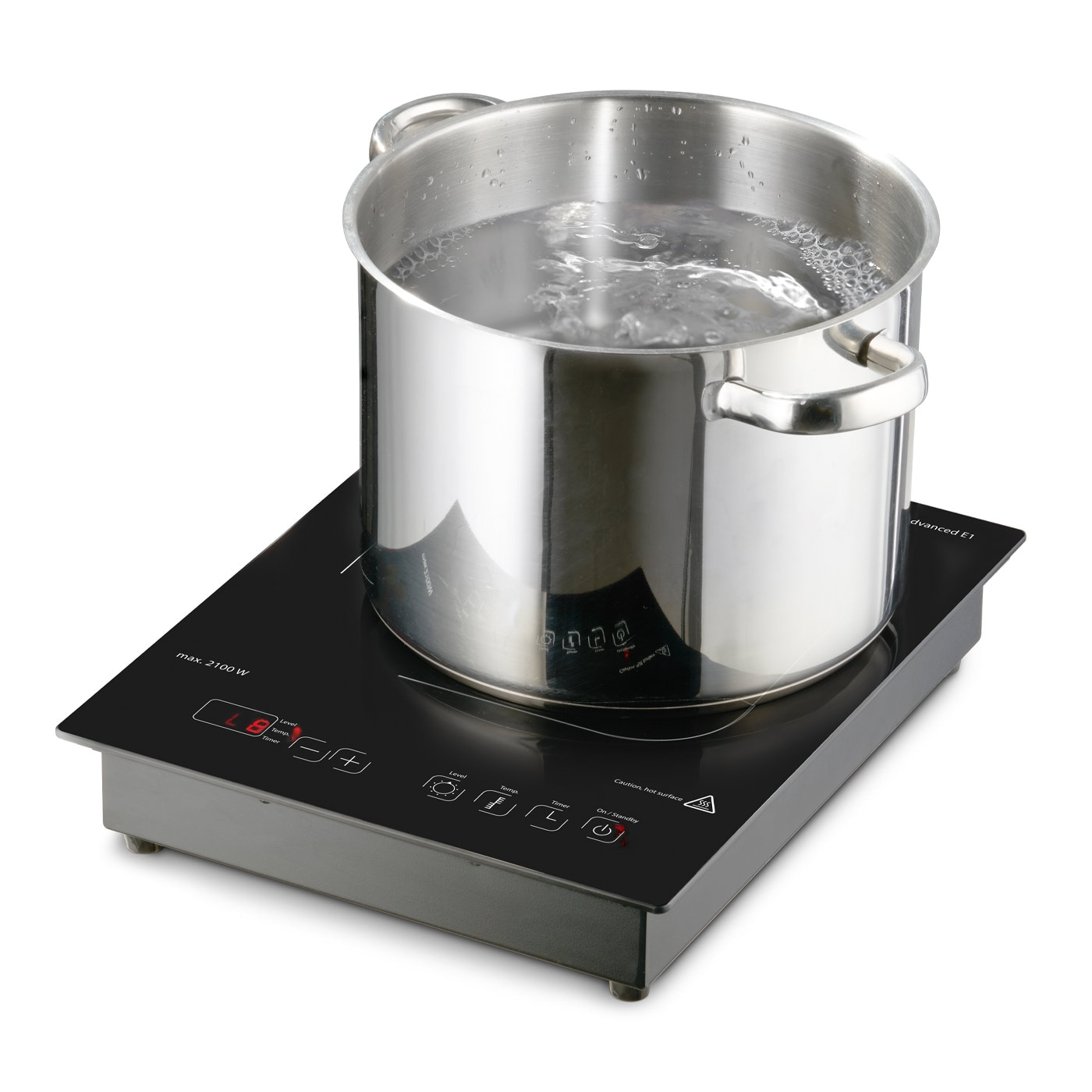 Casserole d'eau bouillante sur une plaque à induction, prête à cuisiner.
