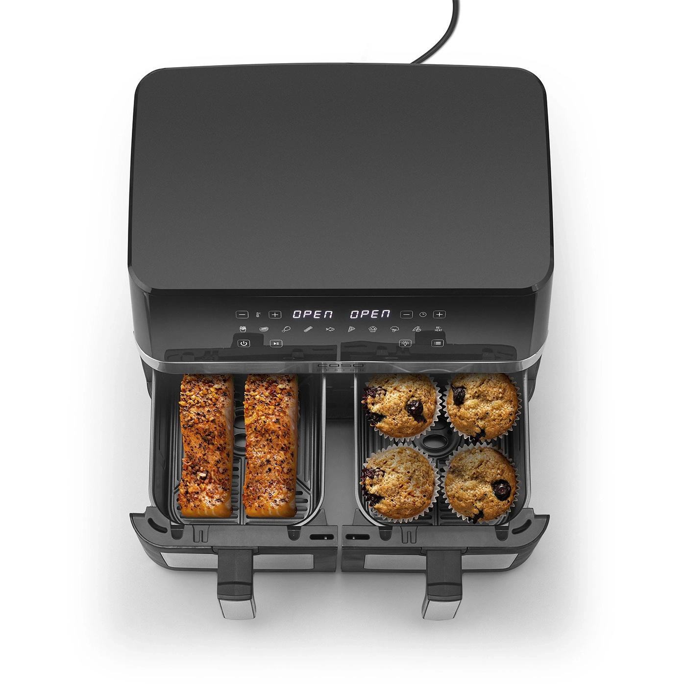 Friteuse à air avec du saumon et des muffins, prête à cuire, sur fond blanc.