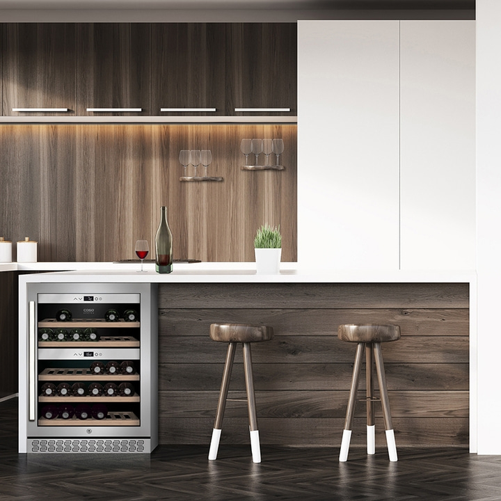 Moderne Küche mit Weinkühler, Barhockern und Weinflaschen