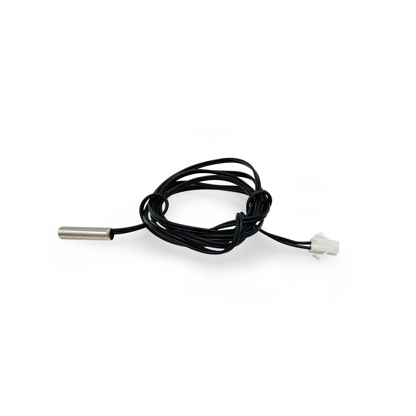 Schwarzes Kabel mit Stecker und Sensor, auf weißem Hintergrund.