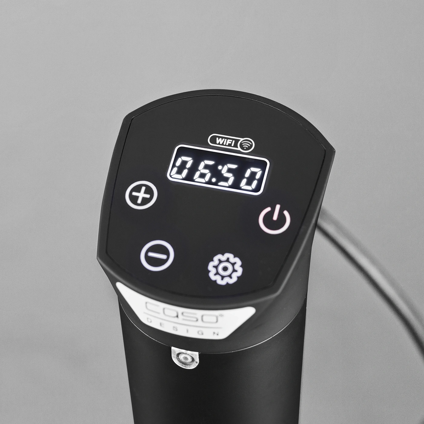 Ein Sous-Vide-Garer mit digitaler Anzeige und Bedienelementen.