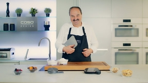Homme dans la cuisine avec ingrédients et balances, prêt à cuisiner.
