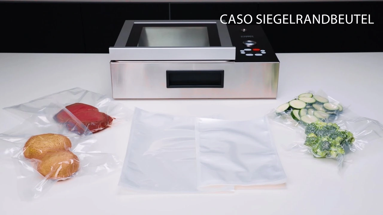 Scelleuse sous vide avec légumes et viande en sachets sur une table blanche