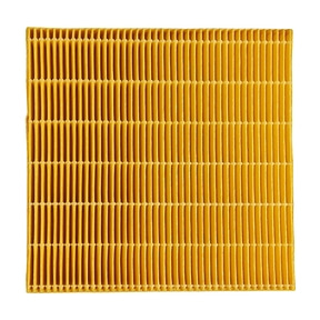 Ein gelber Luftfilter mit vielen Lamellen, auf weißem Hintergrund.