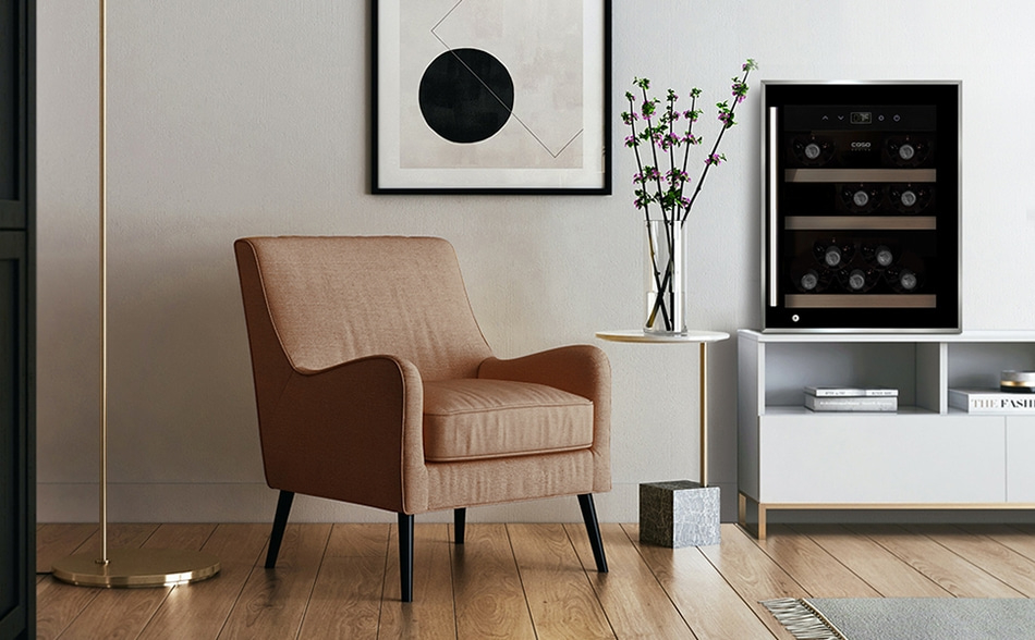 Gemütlicher Sessel, Weinkühler, Kunstwerk, Vase mit Blumen, Holzboden, modernes Interieur.