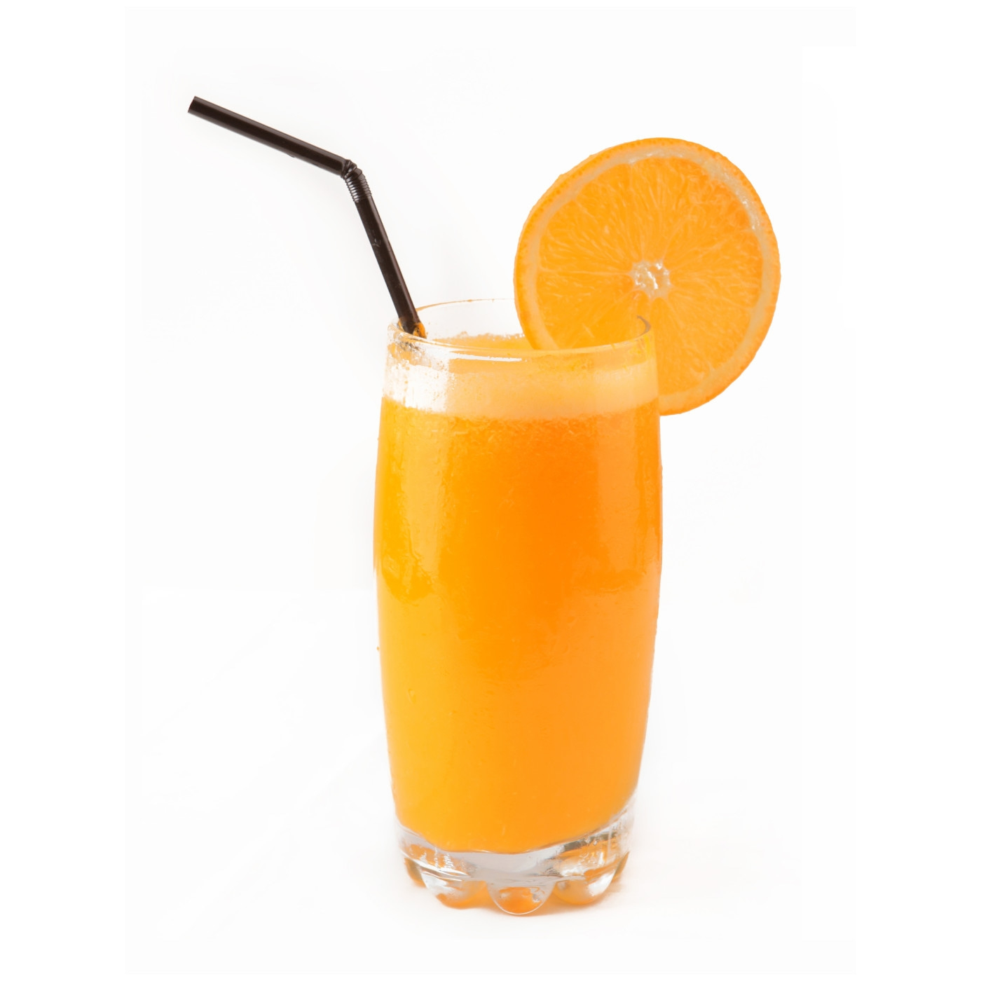 Glas Orangensaft mit Orangenscheibe und Strohhalm auf weißem Hintergrund